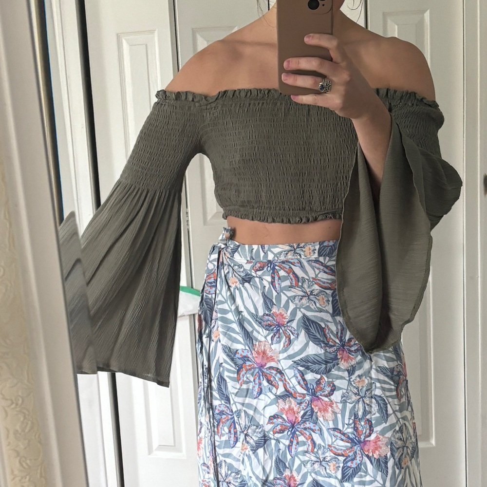 Cropped Green Shirt